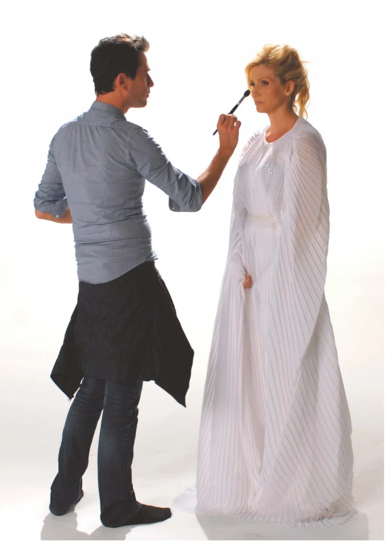 Paolo Pinna trucca una modella sul set